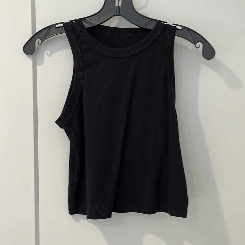 Onzie ribbed cropped black tank